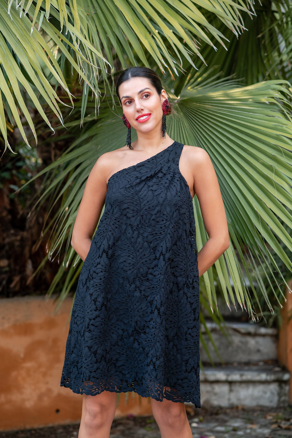 VESTIDO CORTO DE ENCAJE - NEGRO